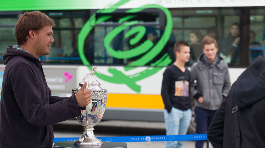 La coupe de France exposée place Saint-Corentin (6)