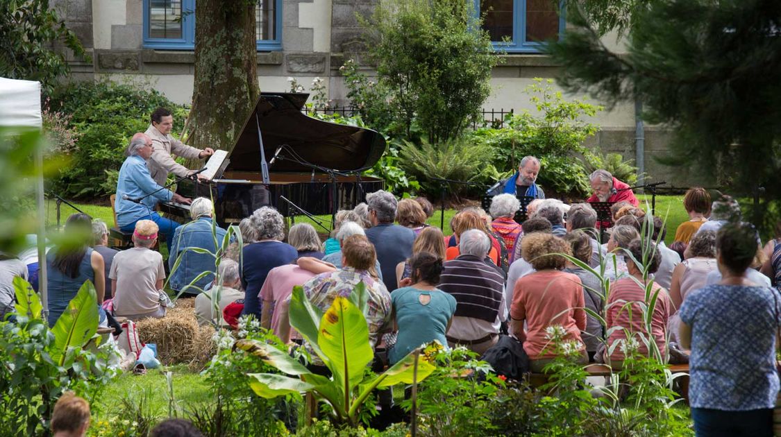 Le comédien Michaël Lonsdale et le pianiste Patrick Scheyder ont donné une représentation du spectacle des Jardins et des hommes dans le jardin du théâtre Max Jacob le 25 juin (13)