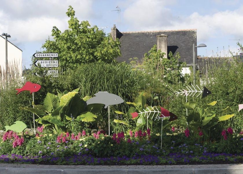 Un des nombreux ronds-points fleuris de la ville de Quimper.