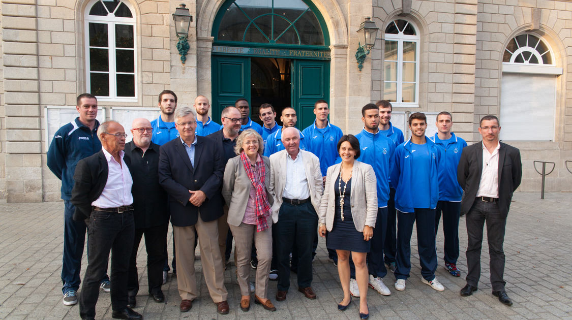 L'équipe de basket de l'UJAP pose devant la mairie en compagnie du coach, du président et des élus de Quimper.