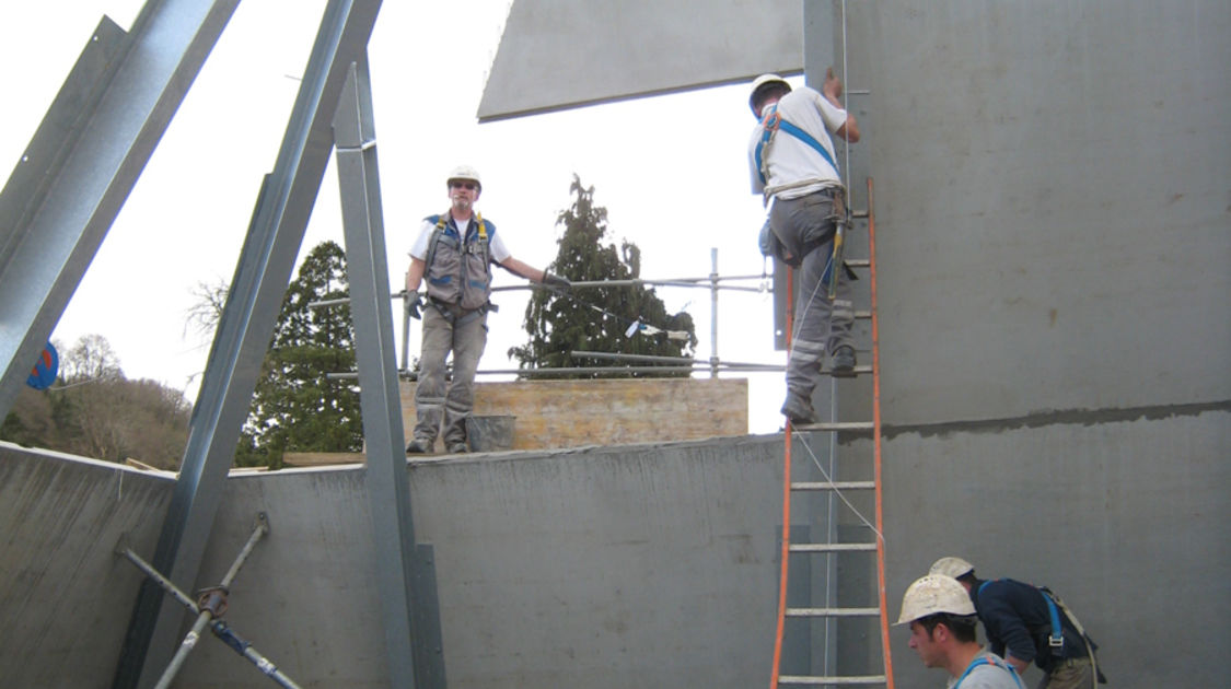 Chantier du pôle Max Jacob : pose des murs en préfabriqués 1. Le 1 avril 2014