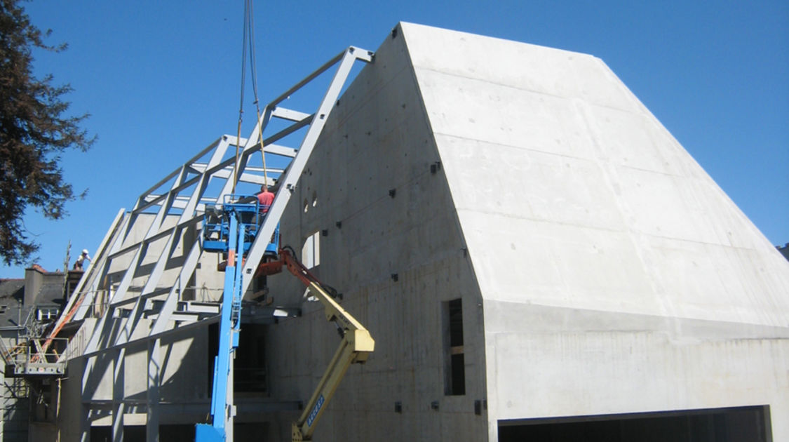 Chantier du pôle Max Jacob : Pose des structures métalliques qui soutiendront les passerelles, les escaliers et la grande verrière du Novomax, étape 2. Le 15 avril 2014 