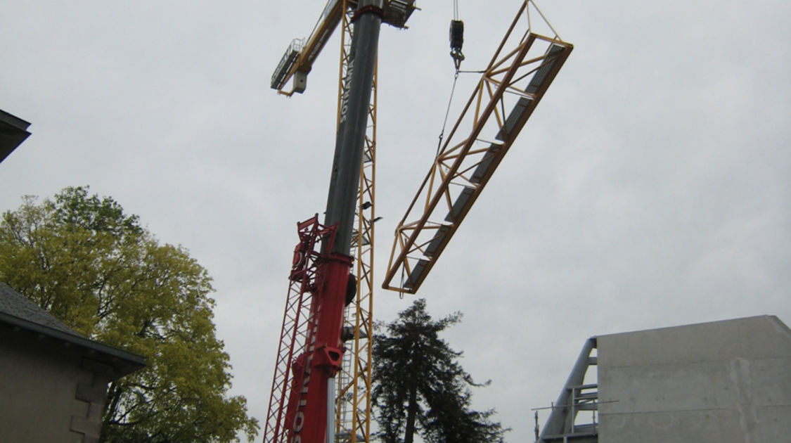 Chantier du pôle Max Jacob : Démontage de la grue, au bout de huit mois d’activité du chantier. Le 6 mai 2014 