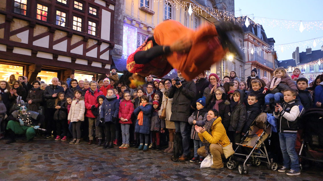 Déambulation de la Caravane des Couleurs, spectacle de rue de la compagnie Soukha. Les Échappées de Noël, 29 décembre 2016.