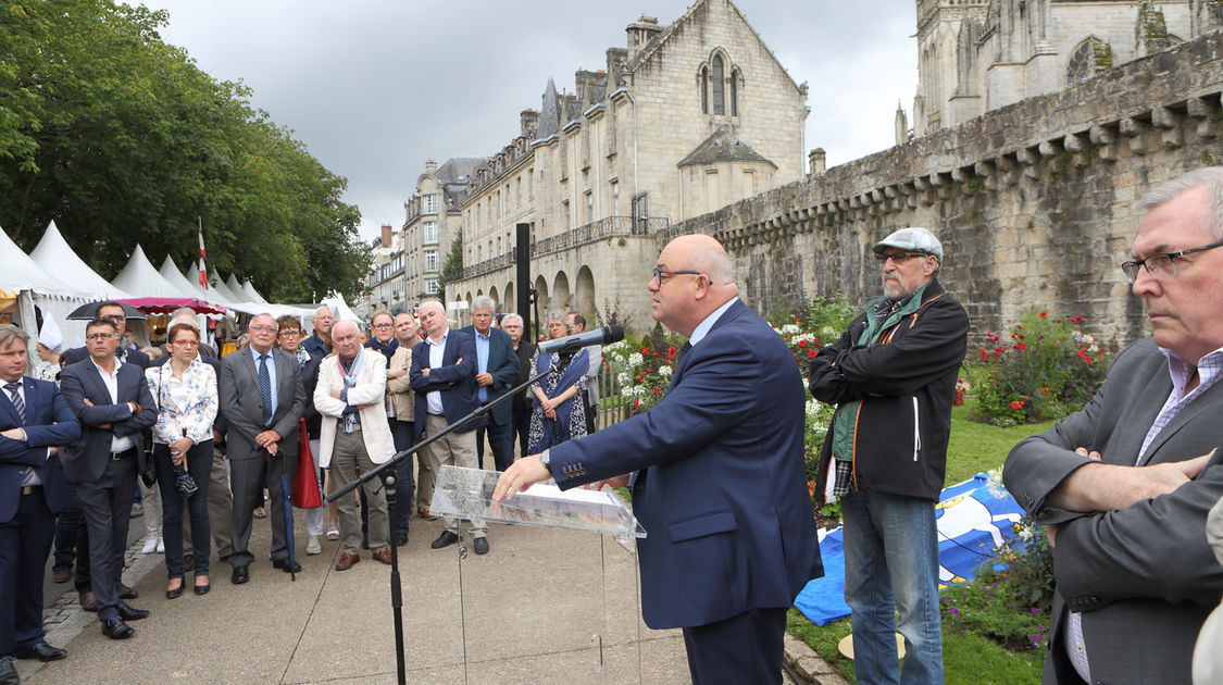 Inauguration de la stèle en mémoire de Per-Jakez Hélias (7)