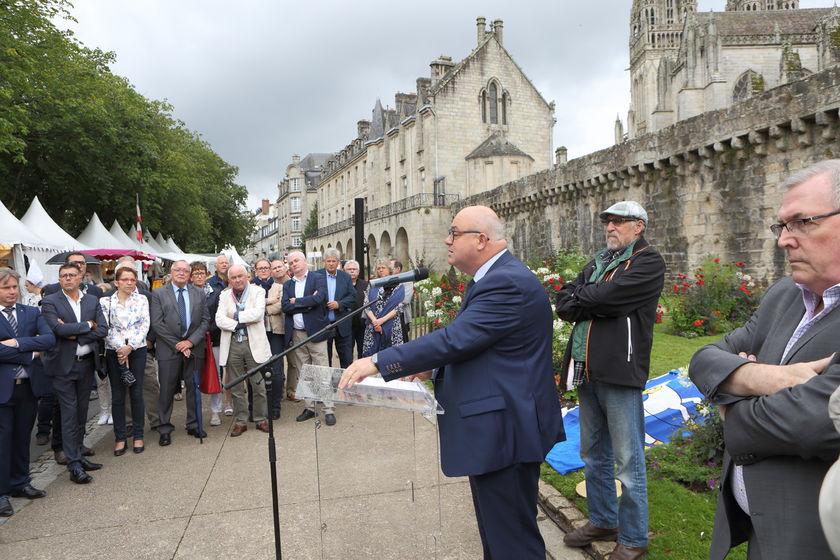 Inauguration de la stèle en mémoire de Per-Jakez Hélias (7)