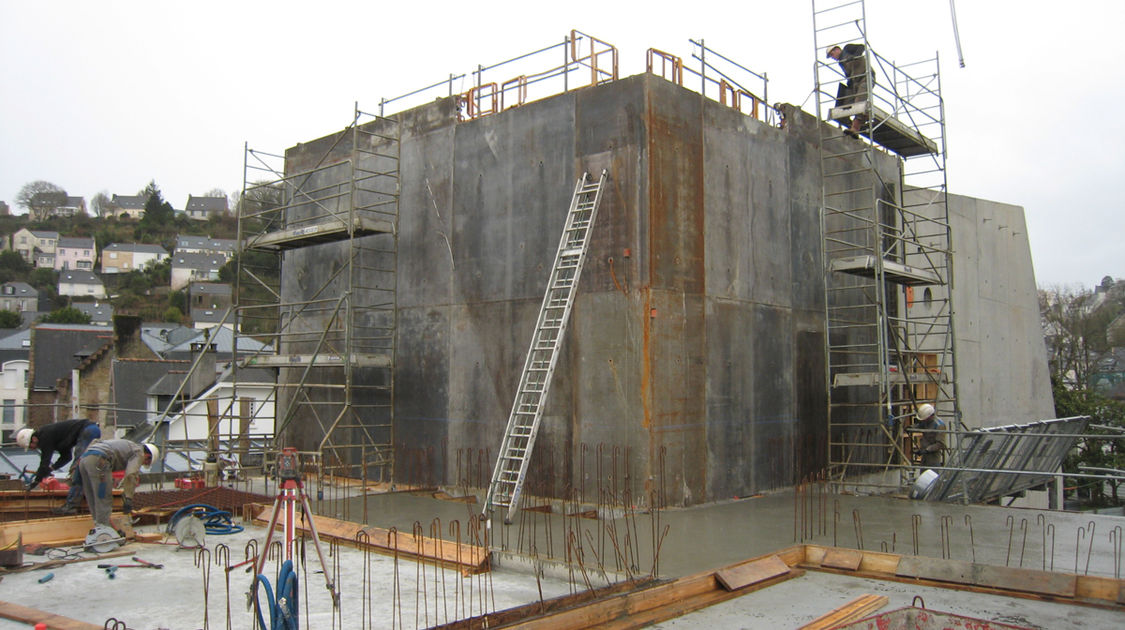 Chantier du pôle Max Jacob : Dernière rehausse de la cage d’ascenseur du Novomax. On surplombe à présent les toits du quartier. Le 3 mars 2014 