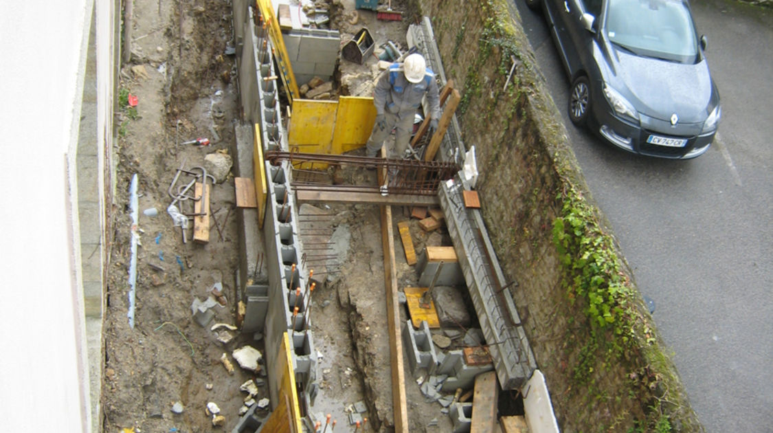 PChantier du pôle Max Jacob : Derrière le bâtiment administratif et restaurant, les bâtiments techniques annexes sortent de terre. Le 25 mars 2014 