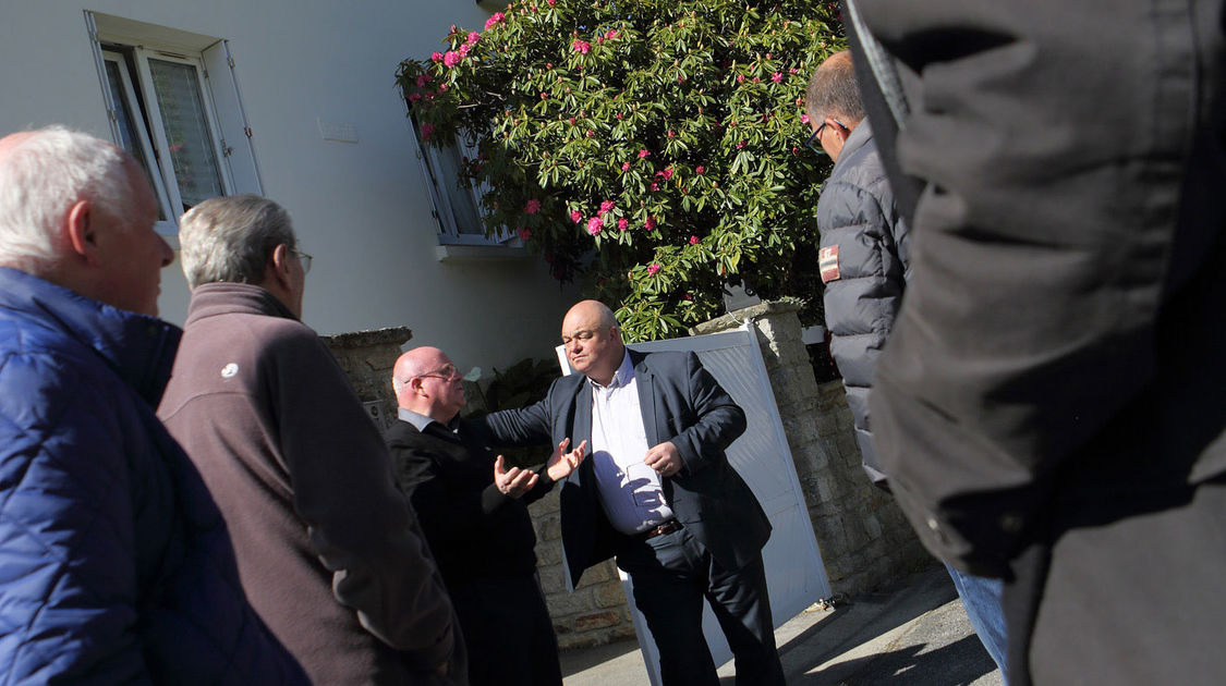 Visite des élus au Corniguel. Rencontre avec les habitants de la rue du Four à Chaux, l’occasion de discuter des solutions à mettre en place pour faire évoluer la voirie.