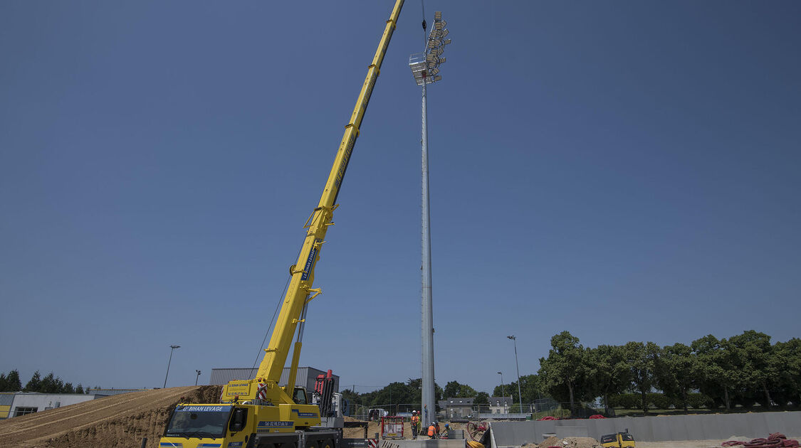 Cité sportive de Penvillers : Installation des quatre mâts d’éclairage