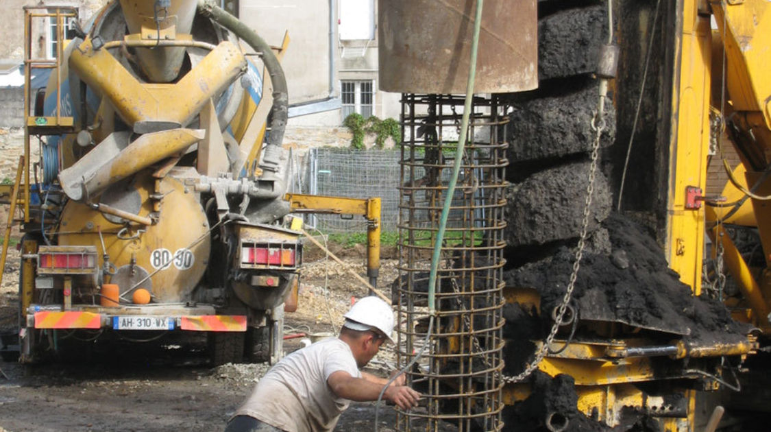 Chantier du pôle Max Jacob : début du creusement des fondations du Novomax, le 2 octobre 2013.