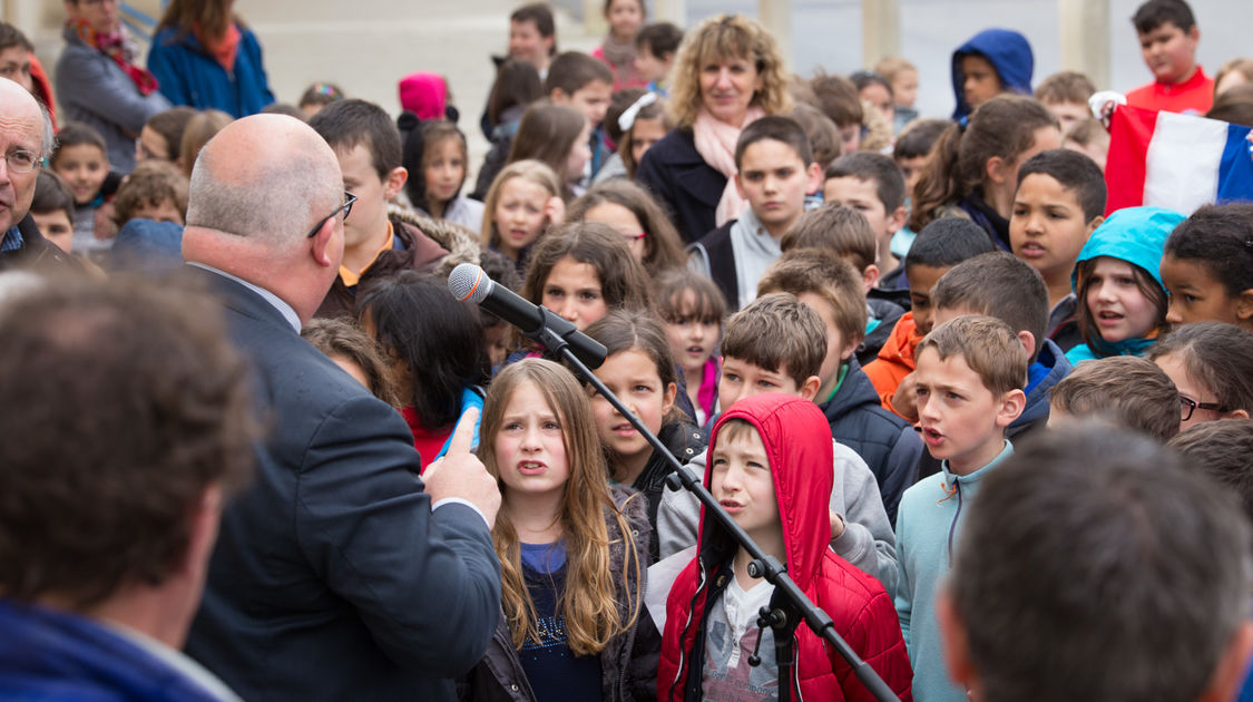 Les élèves de CE2, leurs enseignants, Ludovic Jolivet, maire et Jean-Pierre Doucen, adjoint délégué à l'éducation réunis autour de la devise de la République.