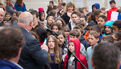 Les élèves de CE2, leurs enseignants, Ludovic Jolivet, maire et Jean-Pierre Doucen, adjoint délégué à l'éducation réunis autour de la devise de la République.