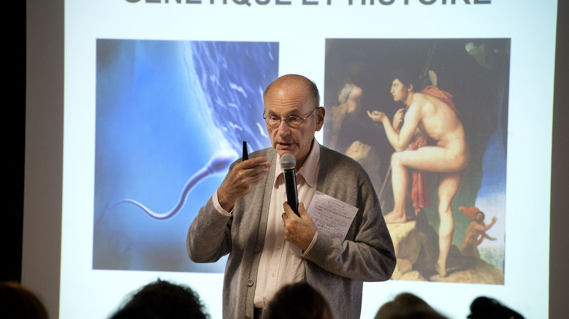 Conférence de Boris Cyrulnik neuropsychiatre au centre des congrès du Chapeau Rouge (16)