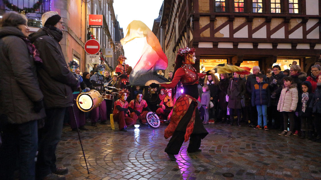 Déambulation de la Caravane des Couleurs, spectacle de rue de la compagnie Soukha. Les Échappées de Noël, 29 décembre 2016.