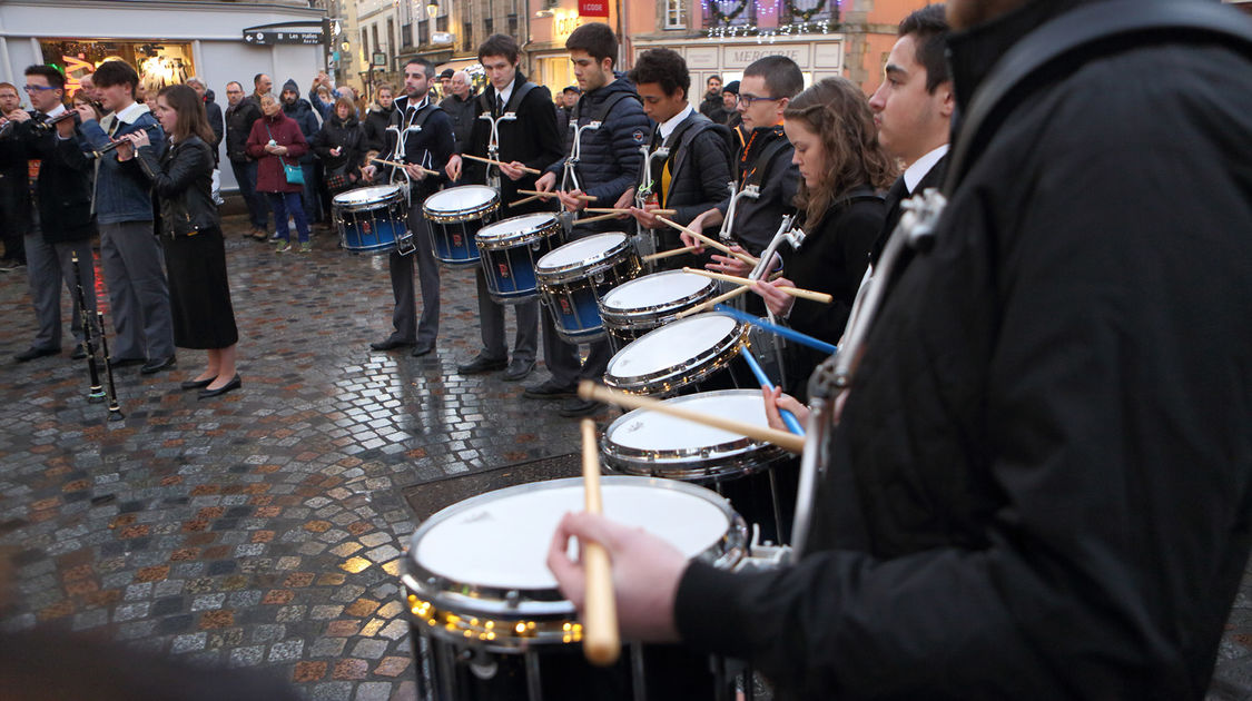 Le bagad Glazik Kemper dans le centre piétonnier. Les Échappées de Noël, 29 décembre 2016.