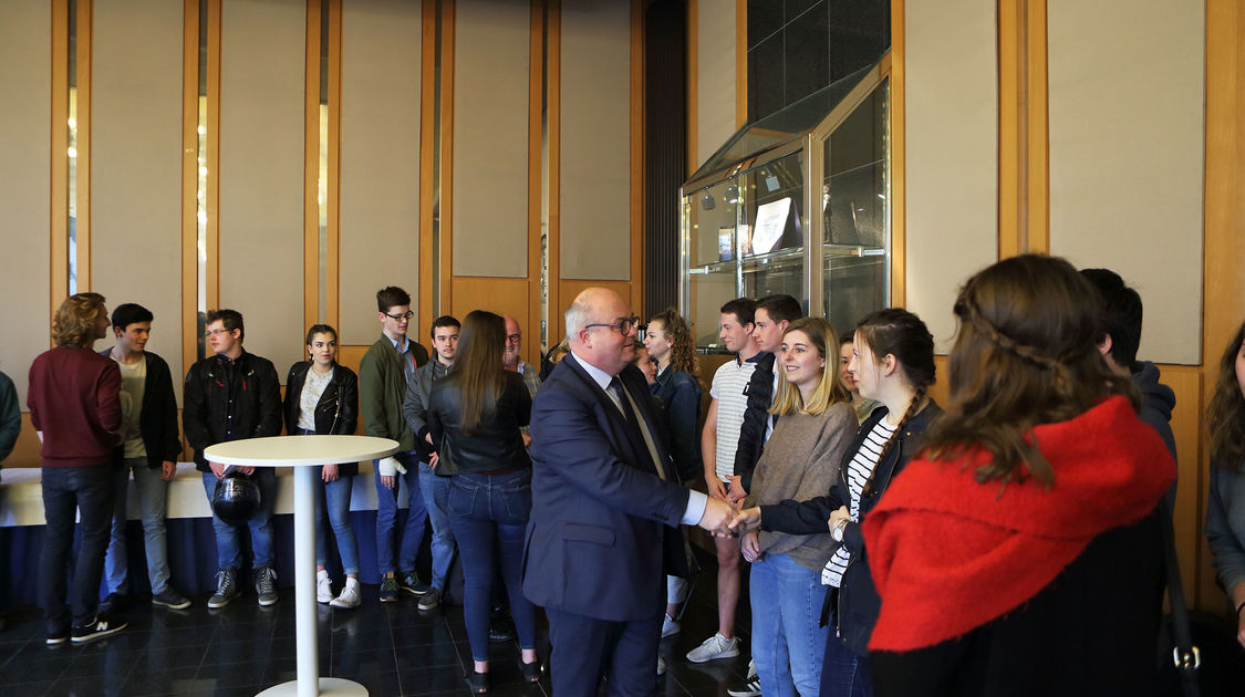 Remise de la carte  électorale aux jeunes Quimpérois (1)