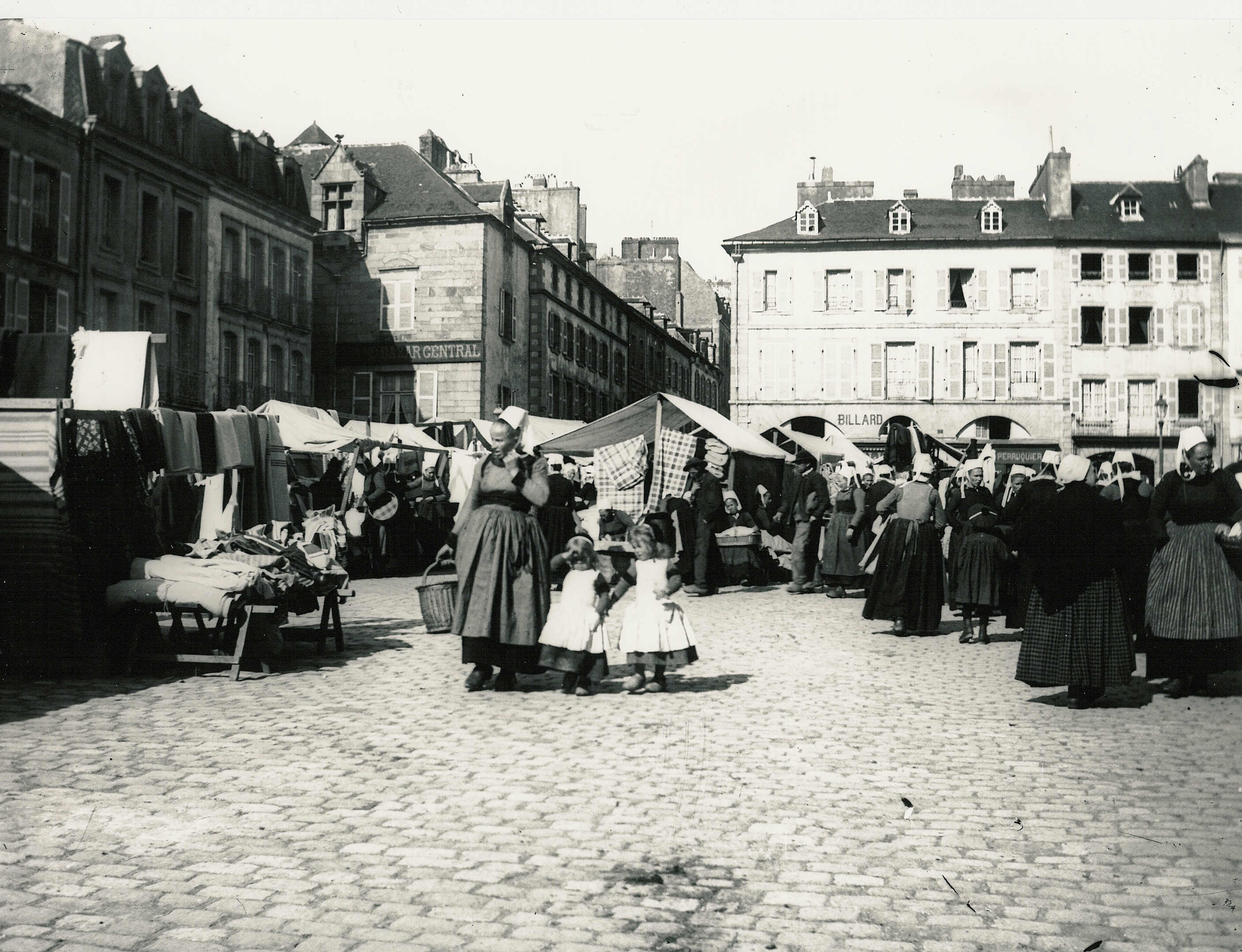 Ainsi se vêtait la société bretonne traditionnelle entre 1870 et 1900