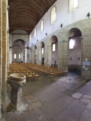 La nef de l'église Notre-Dame de Locmaria.
