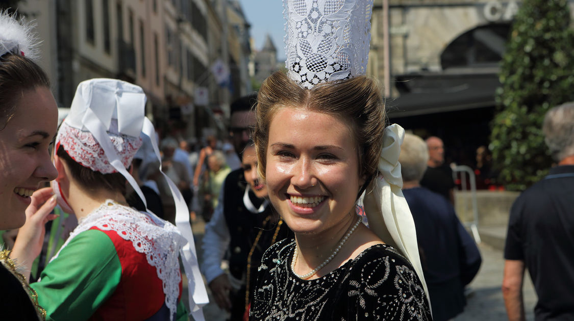 Les danseuses en costumes sur la place Saint-Corentin (9)