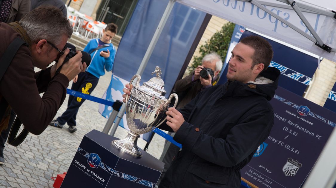 La coupe de France exposée place Saint-Corentin (1)