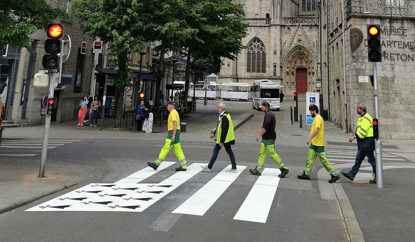 Première mondiale un passage piéton détourné en drapeau breton pour fêter l ’’#EMOJIBZH