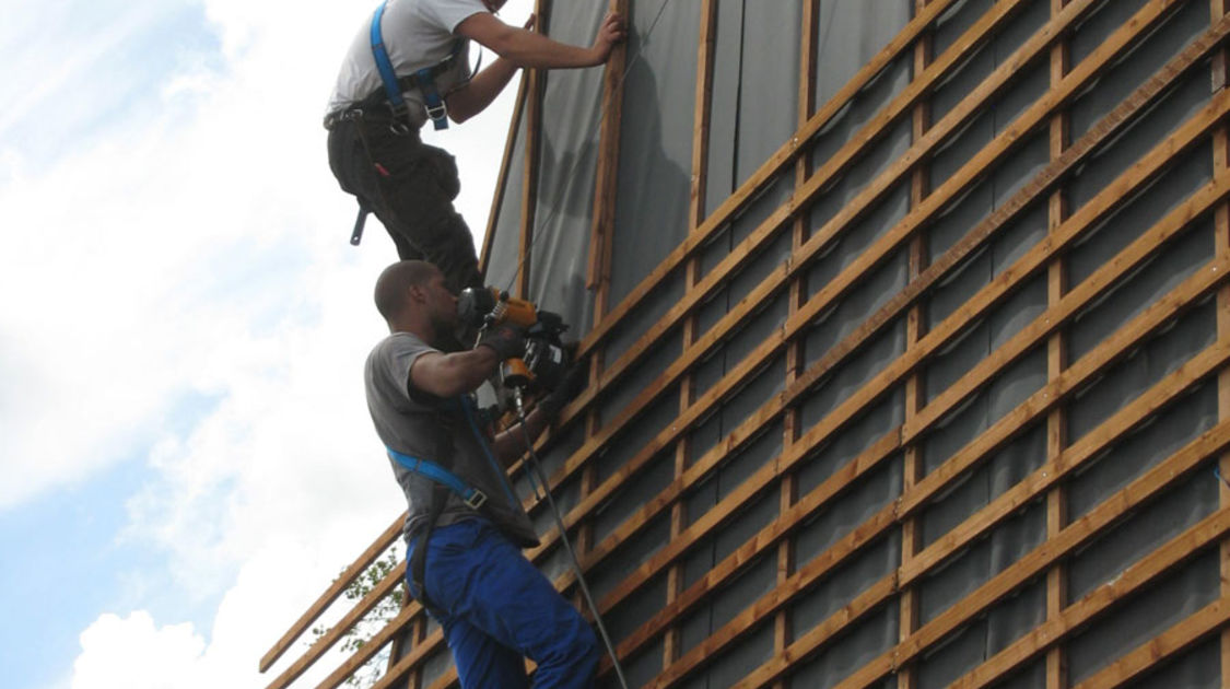 Chantier du pôle Max Jacob : Les acrobates de la toiture du Novomax. Le 10 juin 2014.