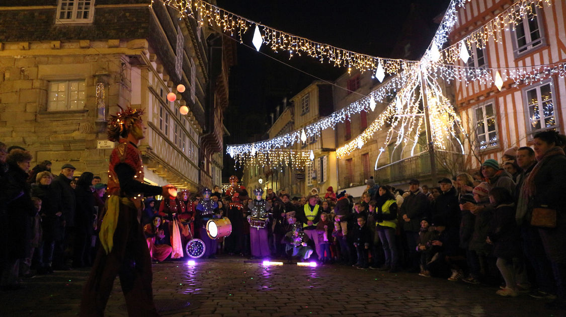 Déambulation de la Caravane des Couleurs, spectacle de rue de la compagnie Soukha. Les Échappées de Noël, 29 décembre 2016.