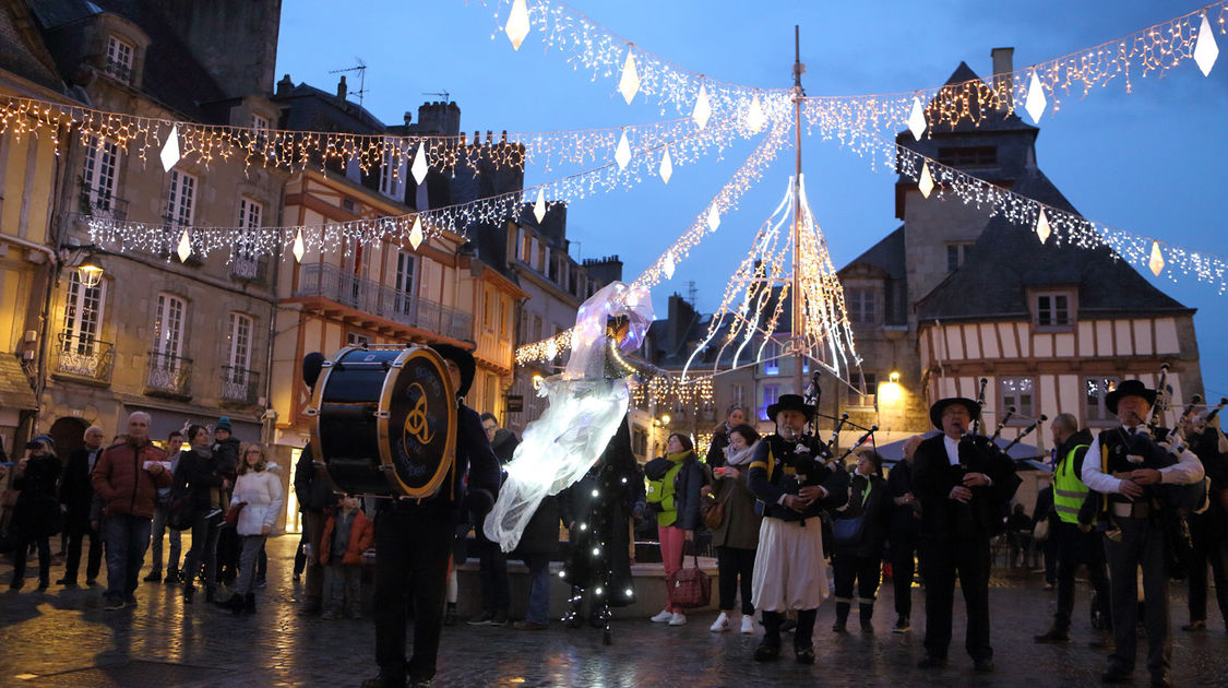 Les Illuminés et le bagad Ar re Goz ont enchanté le centre-ville - Dans le cadre des Echappées de Noël 2016 (5)