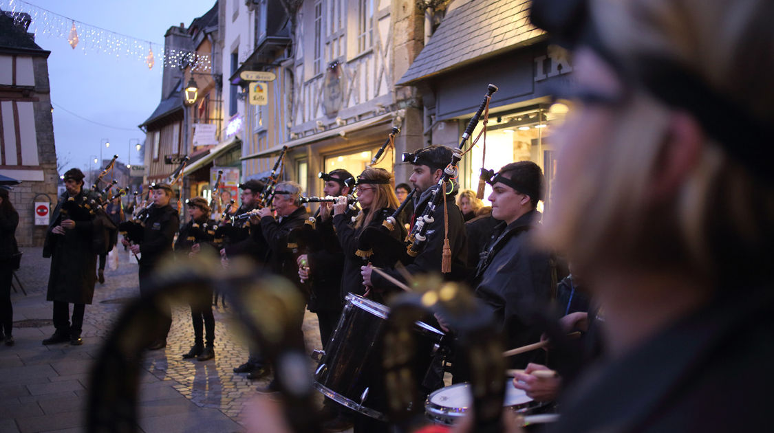 Le bagad du Moulin Vert sonnant dans le centre historique. Les Échappées de Noël, le 22 décembre 2016.