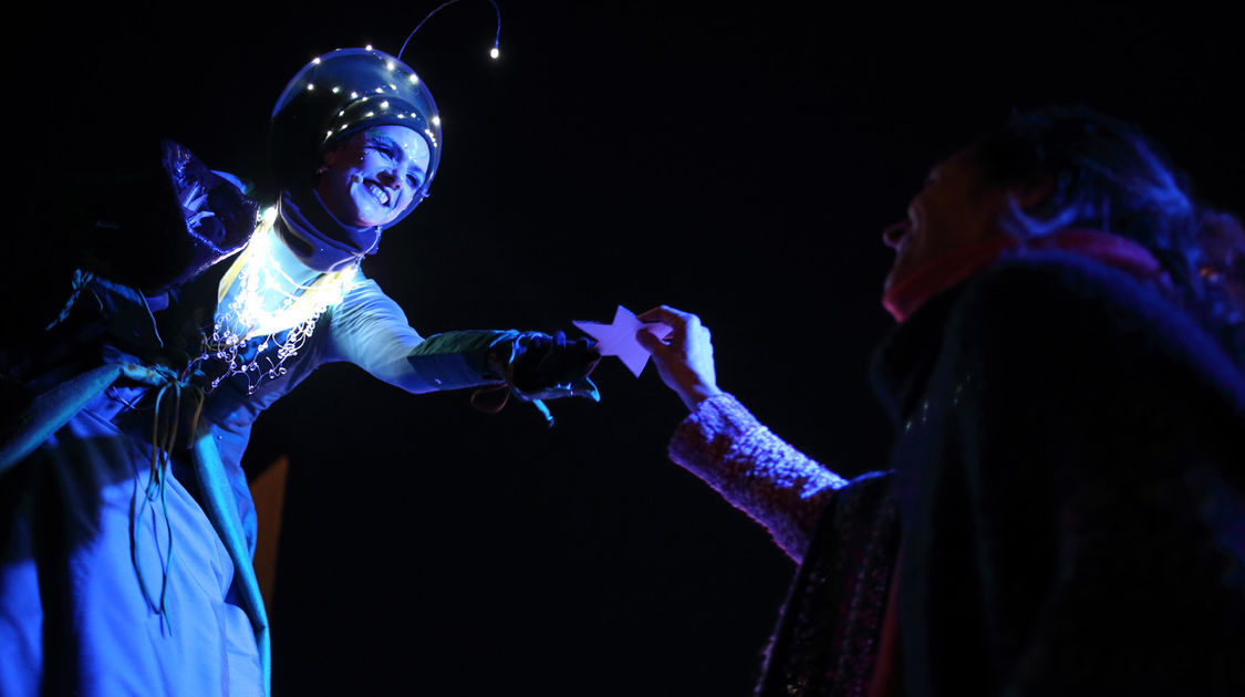 Les Allumeurs d’étoiles, spectacle onirique inspiré par le monde des étoiles, mêle musiques, textes poétiques, jeux de comédiennes, chants lyriques, chorégraphies sur échasses, jeux de lumières et pyrotechnies. Les Échappées de Noël, le 27 décembre 2016.