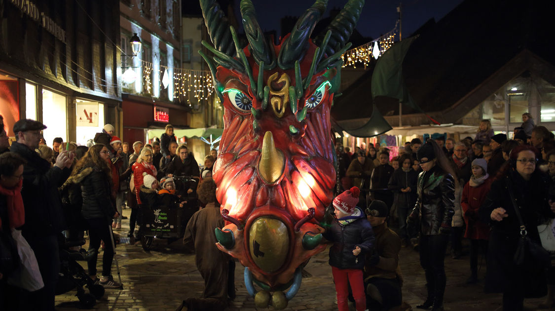Le Dragooo, marionnette géante de 9 m de long, a paradé dans le centre historique à la tombée de la nuit. Les Échappées de Noël, le 22 décembre 2016.