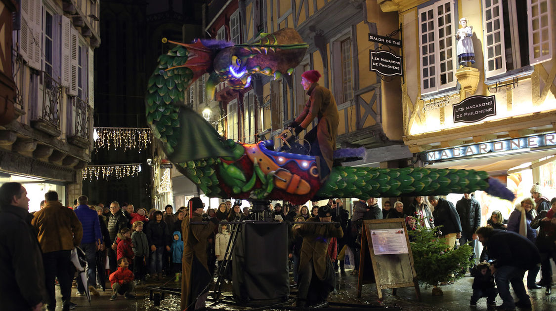 L’Oisooo, marionnette géante de 9 m de long de la compagnie Youplaboum, a enchanté les enfants. Les Échappées de Noël, le 23 décembre 2016.