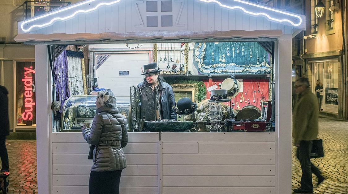 Le marché de Noël de la place Terre-au-Duc (22)