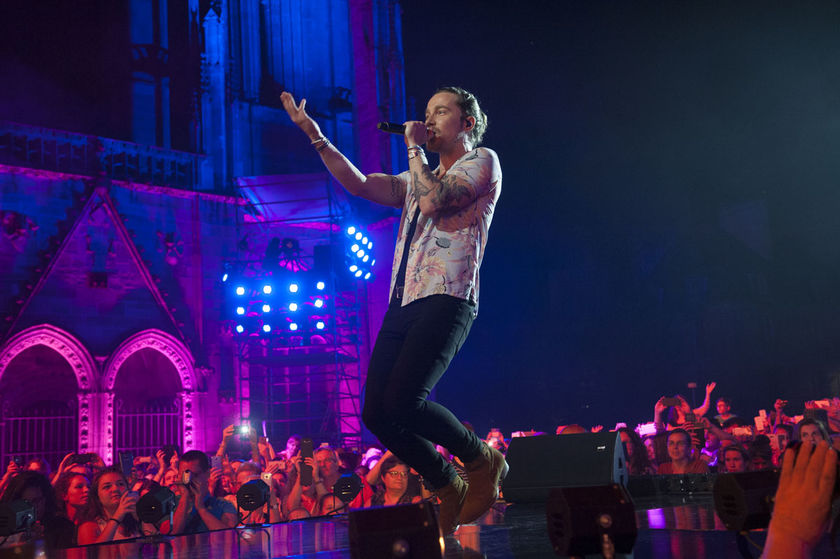 Julien Doré sur la scène de la place Saint-Corentin