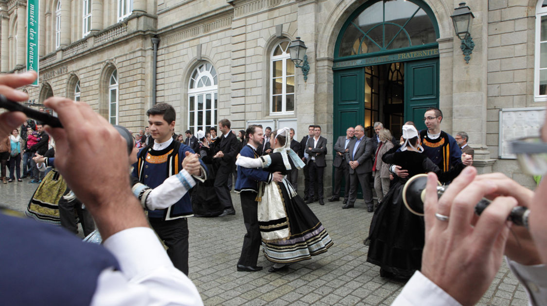 Réception en mairie du bagad Kemper et des Eostiged ar stangala (3)