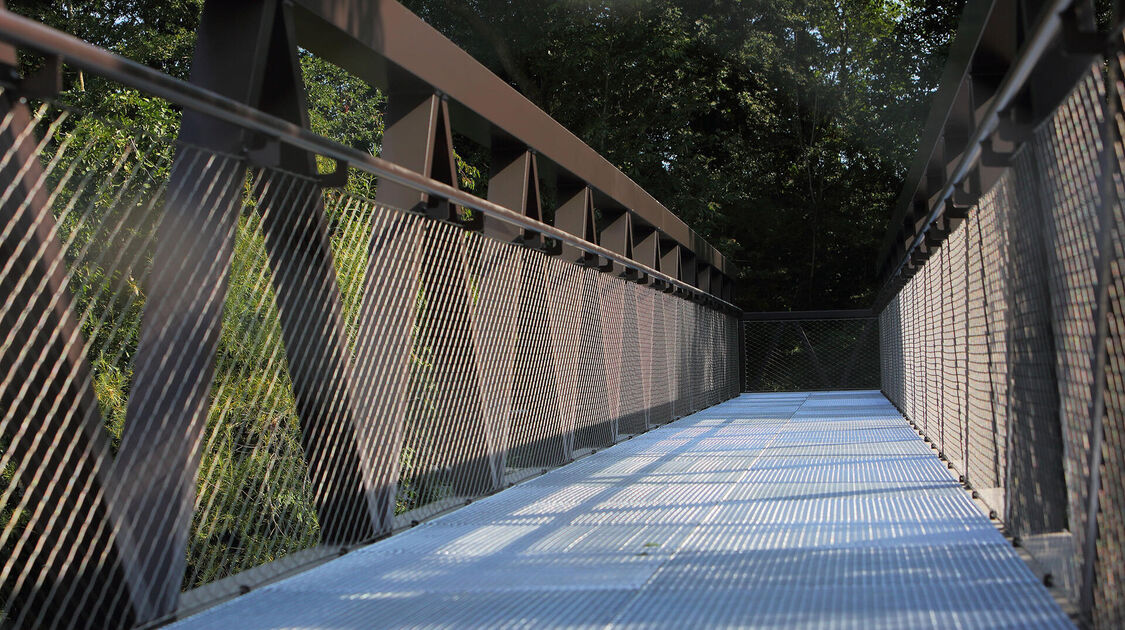 Pose de la nouvelle passerelle du Steir. 