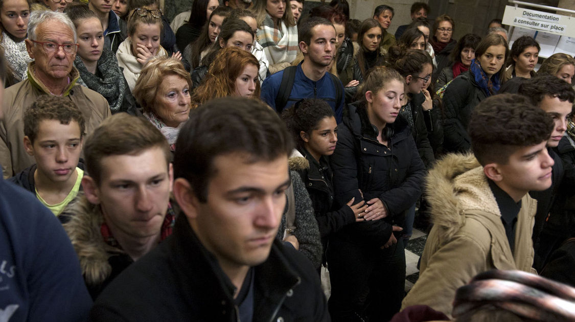 Attentats de Paris : minute de silence place Saint-Corentin et à l’Hôtel de Ville