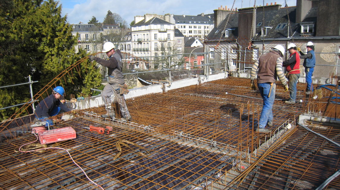 Chantier du pôle Max Jacob : Les ouvriers en équipe renforcée se préparent à couler les planchers, entre les niveaux 1 et 2 du Novomax. Le 27 février 2014 