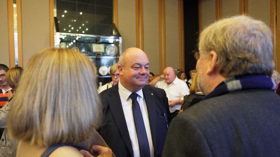 Ludovic Jolivet, maire de Quimper, et les adjoints accueillent les nouveaux Quimpérois lors d'une cérémonie le 27 septembre 2014.