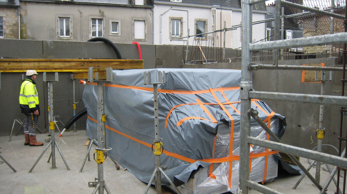 Chantier du pôle Max Jacob : Les très gros appareils de ventilation du futur bâtiment sont installés à la grue, avant que les planchers hauts soient coulés. Le 3 février 2014 