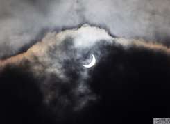En images, l’éclipse solaire vue de la place Saint-Corentin