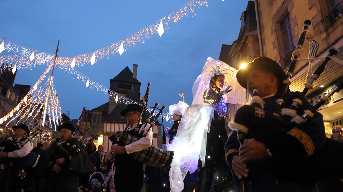 Les Illuminés et le bagad Ar re Goz ont enchanté le centre-ville - Dans le cadre des Echappées de Noël 2016 (1)