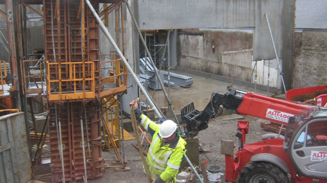 Chantier du pôle Max Jacob : Arrivée des premiers éléments de la charpente métallique du « Club », la salle de diffusion et de pratique collective du Novomax. Le 27 janvier 2013