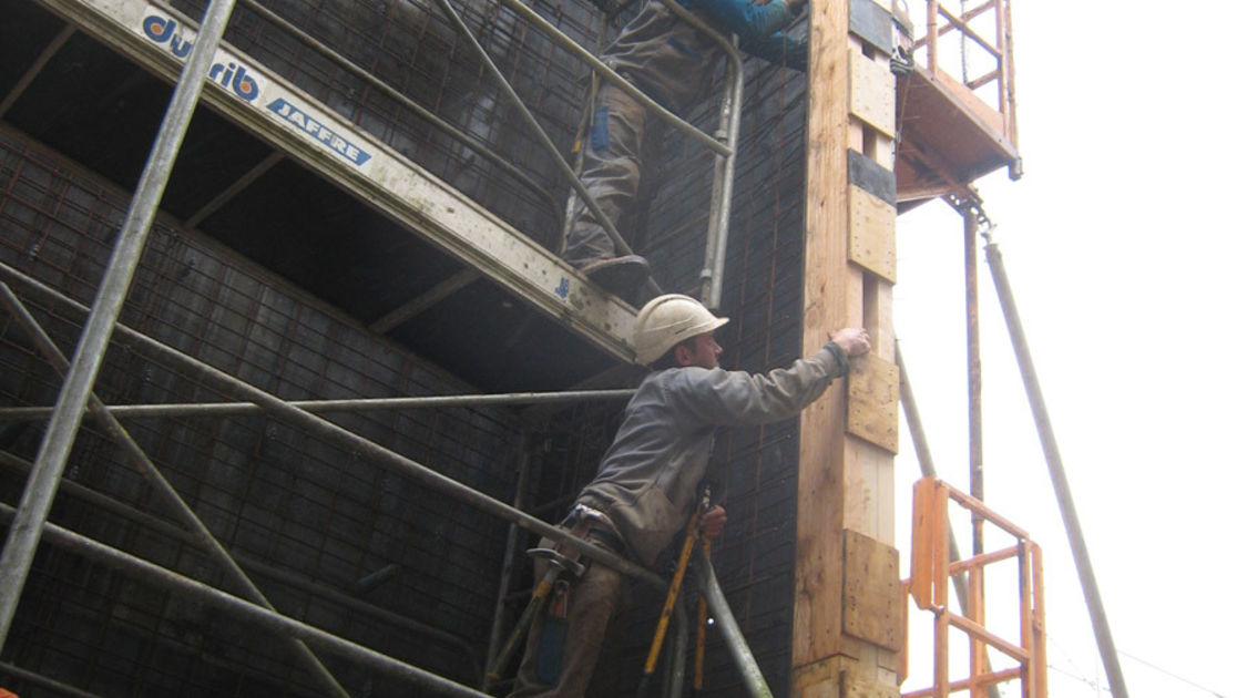 Chantier du pôle Max Jacob : fixation des armatures métalliques de la future cage d’ascenseur  du Novomax. Le 16 décembre 2013