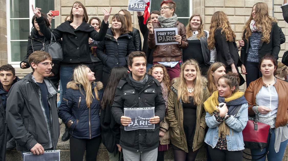 Attentats de Paris - Minute silence place Saint-Corentin et dans le hall de l