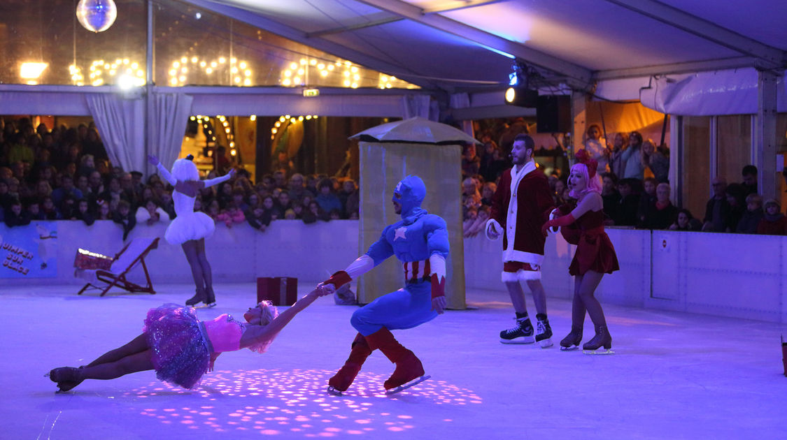 La fiancée du Père Noël - gala de patinage à la patinoire Saint-Corentin le 12 décembre 2015 (14)