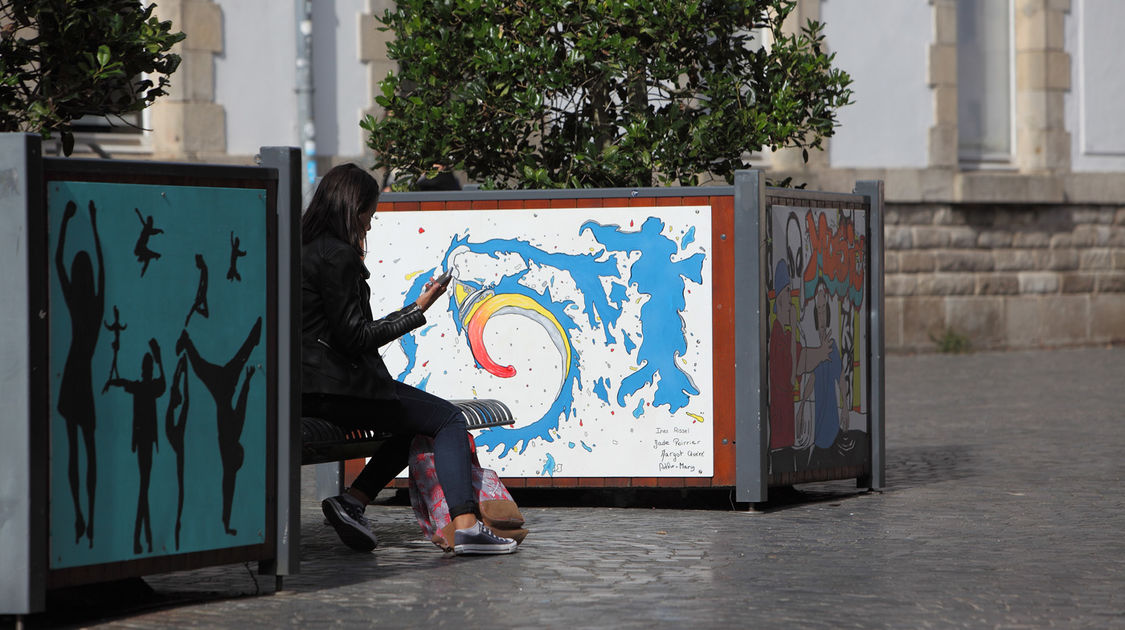 Le projet « Bacs in the city » : onze bacs de verdure peints par les élèves du dispositif Relais du lycée et exposés esplanade François Mitterrand. Une initiative qui valorise le travail et l’implication de ces jeunes.