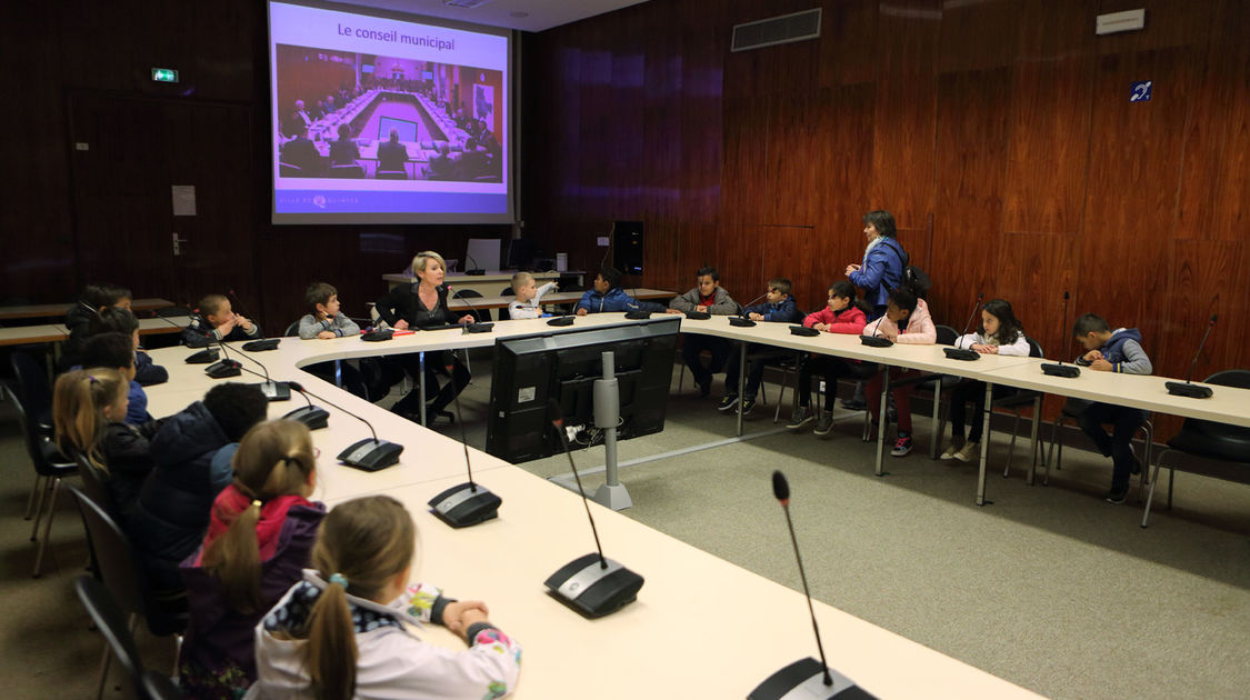 Les élèves de CP-CE1 de l'école Emile Zola et leurs enseignants à l'Hôtel de Ville pour une visite des lieux.