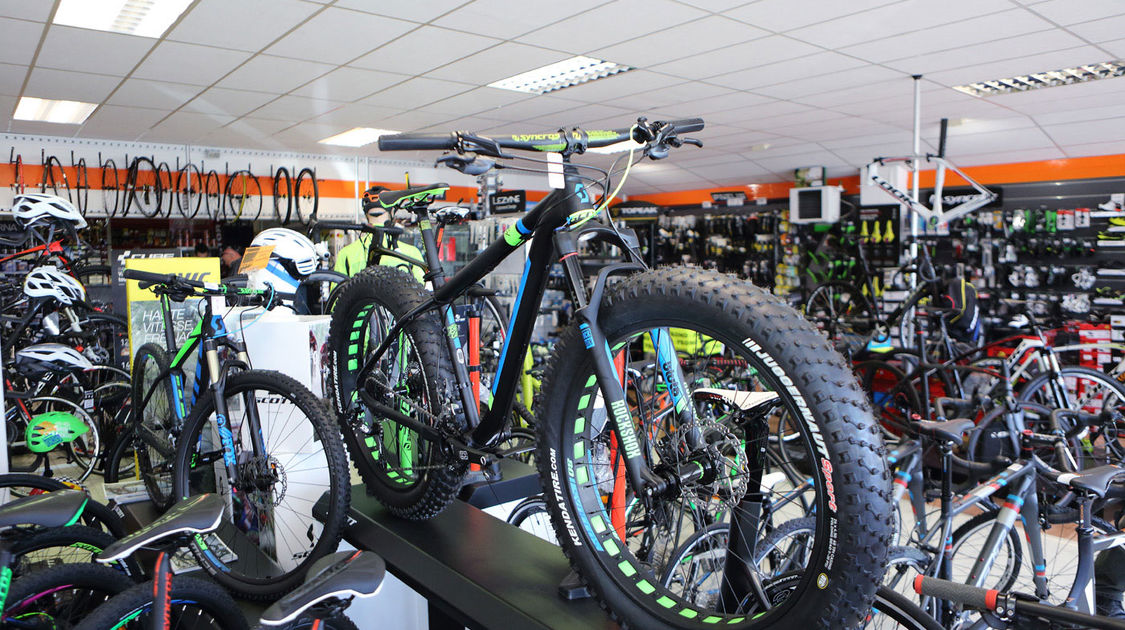 Visite des élus au Corniguel. Ici à la société Cycleexperts, dont le siège se trouve à Rezé. Elle propose une gamme de vélos de course, VTT et accessoires.